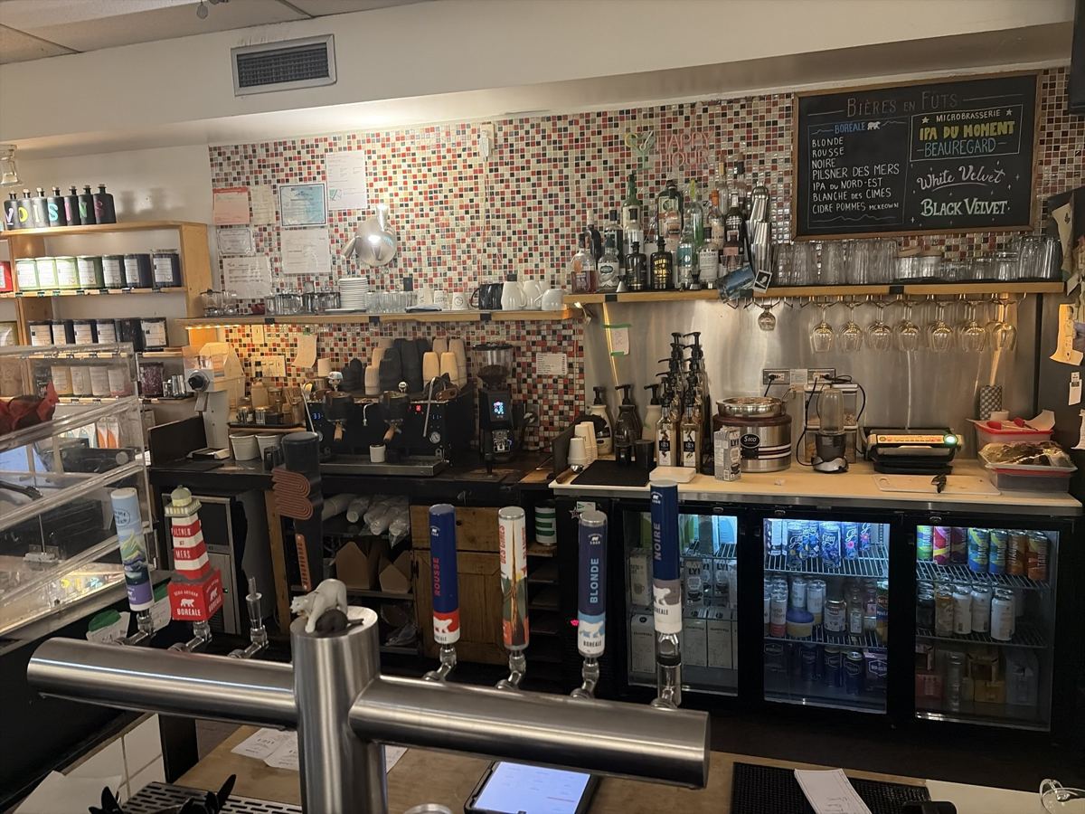 Le comptoir de La Brassée, les tireuses et l’ardoise des bières en fût